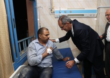 وزير الاتصالات يقطع زيارته لخارج مصر ويوجه بتعويض المستخدمين المتضررين ويزور المصابين فى الحادث