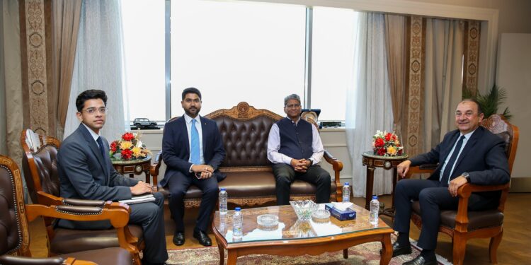 وزير قطاع الأعمال يبحث مع السفير الهندي بالقاهرة فرص تعزيز التعاون الصناعي والاستثماري