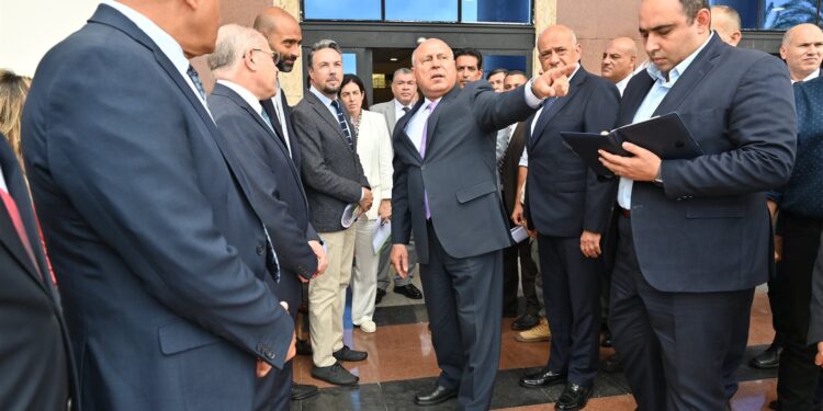 وزير الصناعة والنقل يتفقد محطة الركاب السياحية بميناء الإسكندرية