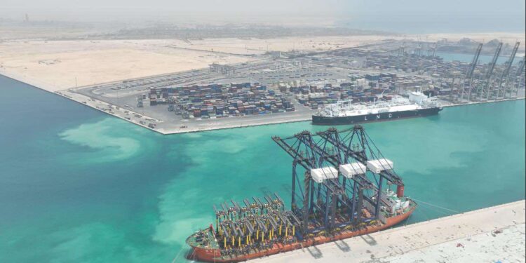 استقبال رصيف محطة هاتشيسون رقم 1 بميناء السخنة السفينة المتخصصة ZHEN HUA 36  على متنها 3 أوناش