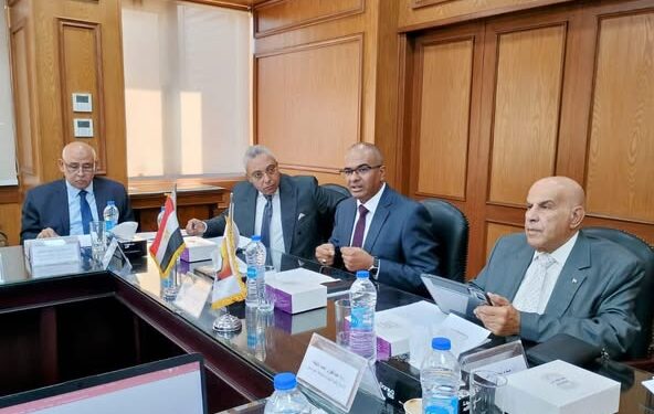 نائب وزير الإسكان يعقد اجتماعًا مع اللجنة التنسيقية العليا لتحديث أكواد مياه الشرب والصرف الصحي