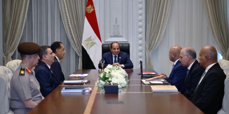 الرئيس السيسي يجتمع مع رئيس الوزراء ووزير الصناعة والنقل