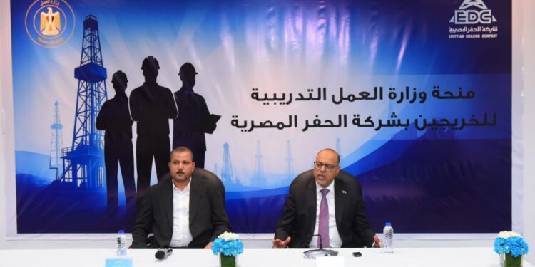 وزير العمل: 97 شهادة لخريجي دورات تدريب مجانية في مجالات الخدمات البترولية بمركز “شركة الحفر المصرية”