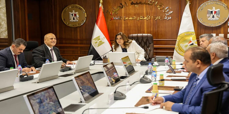 وزيرة التنمية تتابع سير العملية الانتخابية مع السادة المحافظين من مركز سيطرة الشبكة الوطنية للطوارئ والسلامة