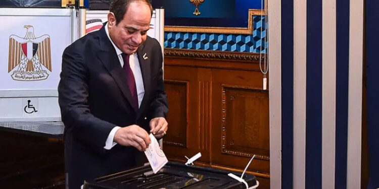 الرئيس السيسي يدلي بصوته في انتخابات مجلس الشيوخ 2025