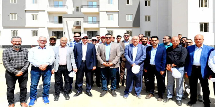 وزير الإسكان يتفقد المركز التكنولوجي لخدمة المواطنين بالعبور الجديدة ويتابع موقف مشروعي “ديارنا” و”سكن لكل المصريين”