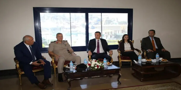 وزير الزراعة يلتقي محافظي البحيرة ودمياط والوادي الجديد ونائب رئيس الهيئة الهندسية