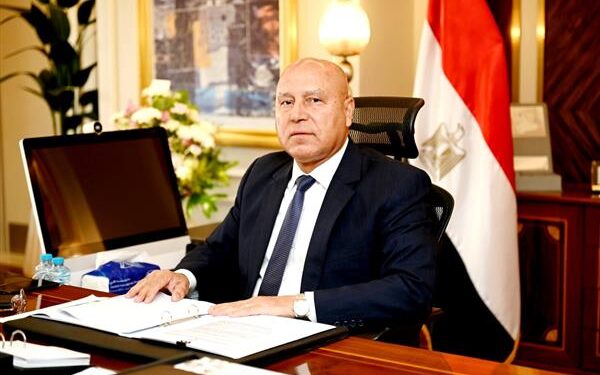 غدًا وزير الصناعة والنقل يلتقي المستثمرين الصناعيين بمقر محافظة الإسكندرية