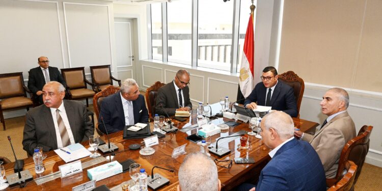 وزير الإسكان يعقد اجتماعًا موسعًا مع رؤساء وممثلي الجهات التابعة للوزارة ويصدر حزمة من التوجيهات لتأمين المنشآت