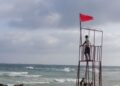 رفع الرايات الحمراء على شاطئ رأس البر وتحذيرات من نزول البحر
