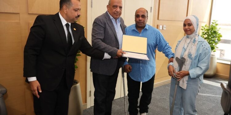 وزير الكهرباء يسلّم عدد من العاملين المتميزين بشركات الكهرباء شهادات تقدير ورحلات عمرة مجانية