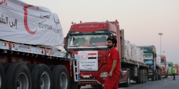 الهلال الأحمر المصري: 36 ألف شاحنة مساعدات دخلت من مصر إلى غزة منذ أكتوبر 2023