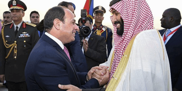ولي العهد السعودي محمد بن سلمان يستقبل الرئيس السيسي في مطار نيوم