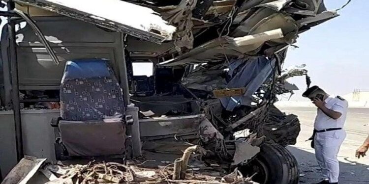 النقل تصدر بيان عاجل بشأن حادث تصادم أتوبيس وسيارتين نقل متوقفتين بعد بوابات الكريمات