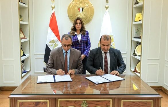 وزيرة التنمية تشهد مراسم توقيع عقد توريد مجزرين متنقلين لذبح الماشية في المناطق النائية والحدودية