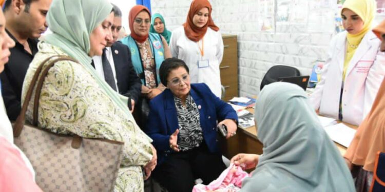 نائب وزير الصحة تتفقد مركز طب الأسرة بالأبعادية الجديدة وتوصي بتوفير كراسي انتظار للمترددين
