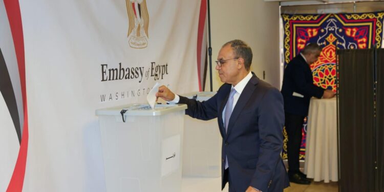 وزير الخارجية أول من يُدلي بصوته في انتخابات مجلس الشيوخ من مقر السفارة المصرية بواشنطن