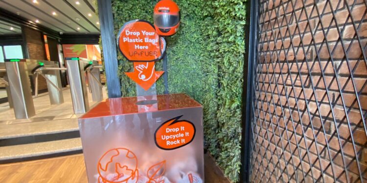 طلبات تتعاون مع Upfuse لتحويل 4 آلاف كيس بلاستيك إلى 2550 منتجًا صديقًا للبيئة