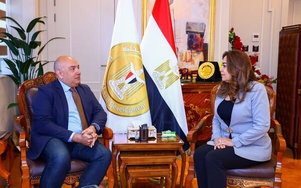 وزيرة التنمية المحلية تستقبل رئيس قطاع الاستراتيجيات الدولية بشركة ( Esri ) العالمية