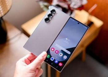 سامسونج توجه رسالة ساخرة لـ آبل في إعلان Galaxy Z Fold 7 الجديد