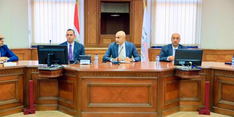 وزير التعليم يعقد اجتماعًا مع مديري ووكلاء مديريتي التربية والتعليم بمحافظتي الجيزة والقاهرة