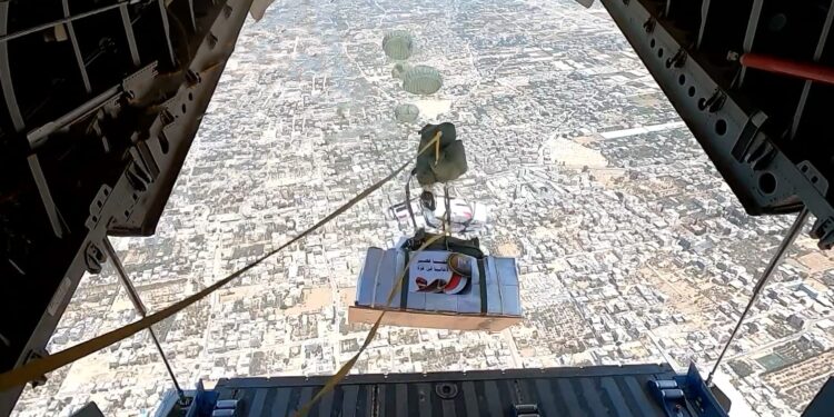 مصر تواصل أعمال الإسقاط الجوى للمساعدات الإنسانية على غزة