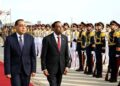 رئيس الوزراء يستقبل نظيره السوداني بمطار القاهرة الدولي