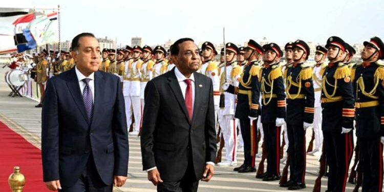 رئيس الوزراء يستقبل نظيره السوداني بمطار القاهرة الدولي