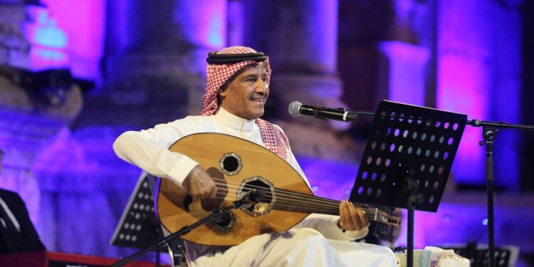 خالد عبد الرحمن يُشعل ليالي الجنوب: جمهور غفير وأغنيات الشجن تُلامس القلوب