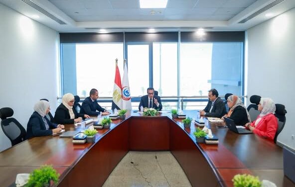 وزير الصحة يناقش مستجدات ملف تكليف أعضاء المهن الصحية ويبحث آليات توزيعهم على المنشآت الصحية