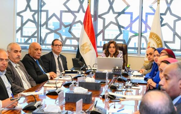 وزيرة التنمية تستكمل سلسلة اجتماعاتها التنسيقية بقيادات وزارة البيئة