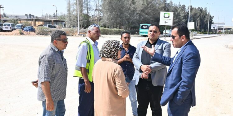 وزير الإسكان يتابع موقف تطوير الطرق والمرافق بالمناطق الصناعية بمساحة 2560 فدانا بالعاشر من رمضان