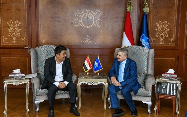 الفريق أسامة ربيع يبحث سبل التعاون مع النائب الأول لرئيس شركة هيونداي كوربريشن