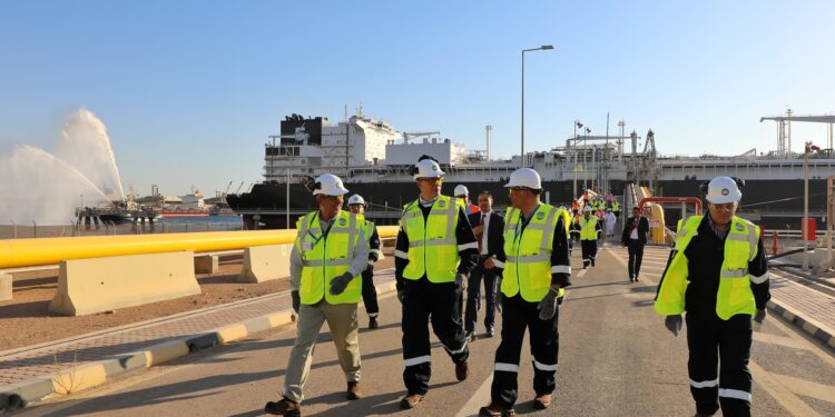 وزير البترول يتفقد بدء تجارب التشغيل لسفينة التغييز “إنرجوس فورس” بميناء العقبة