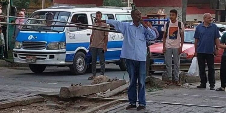 وزير النقل يقرر تكريم عامل مزلقان السادات ببني سويف بعد إنقاذه حياة شاب