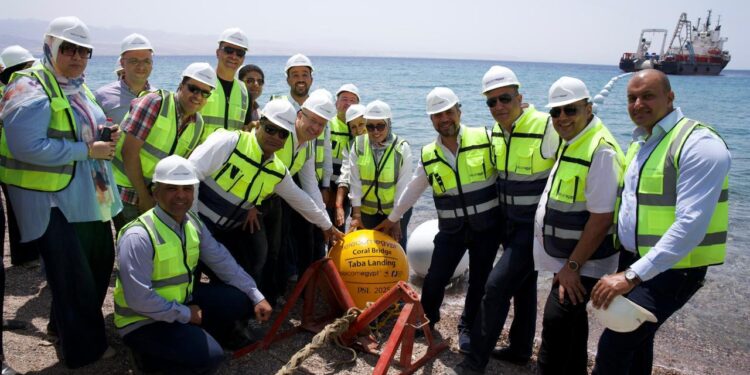 المصرية للاتصالات تنتهي من أعمال إنزال الكابل البحري عالي السعة كورال بريدج بنجاح في طابا
