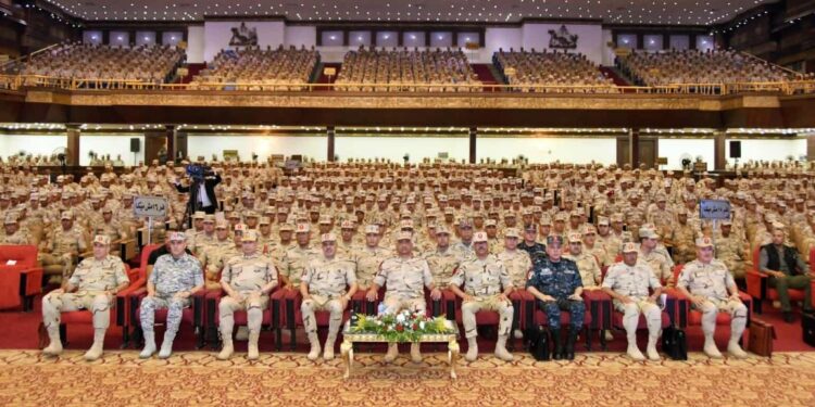 وزير الدفاع يلتقى عدداً من مقاتلى الجيش الثانى الميدانى وكلية الضباط الإحتياط ومعهد ضباط الصف المعلمين