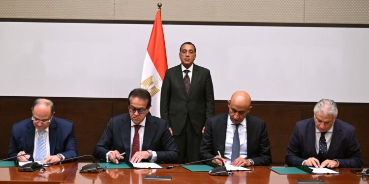 رئيس الوزراء يشهد توقيع بروتوكول تعاون تطوير خمس مدارس تكنولوجيا مُتخصصة في صناعة الأدوية