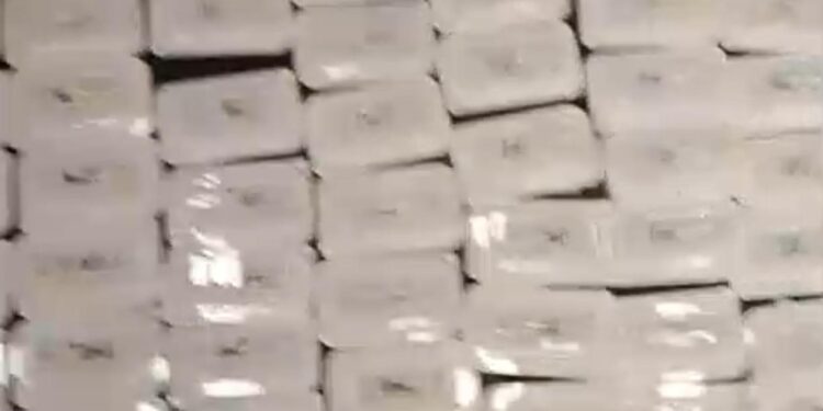 ضبط راكب حاول تهريب اكثر من ٦٠٠ عبوة من مستلزمات الأسنان بمطار سفنكس