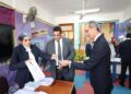 وزير الاتصالات يدلى بصوته فى انتخابات مجلس الشيوخ