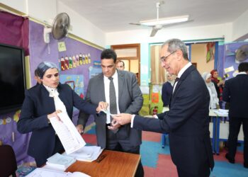  وزير الاتصالات يدلى بصوته فى انتخابات مجلس الشيوخ