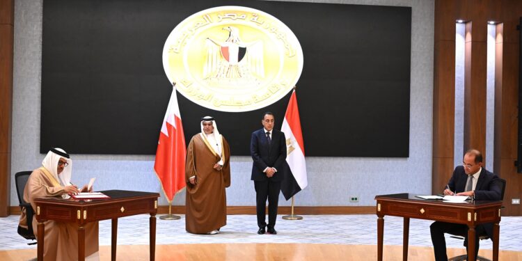 رئيس الوزراء وولى عهد البحرين يشهدان توقيع 8 وثائق تعاون مشترك بين البلدين