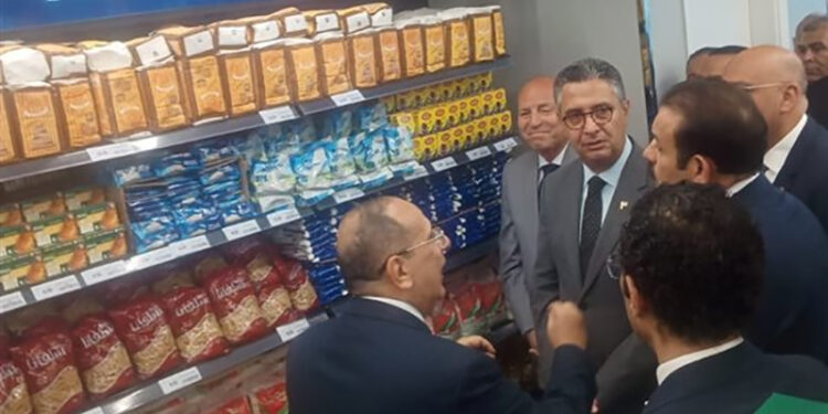 وزير التموين يفتتح أول 3 منافذ سلعية ضمن أكبر سلسلة تجارية حكومية