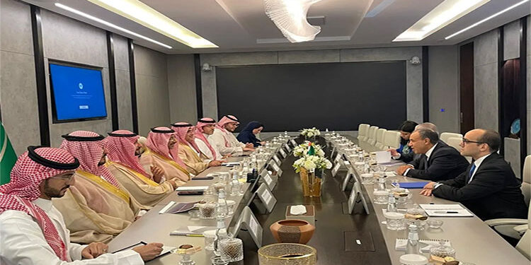 وزير الخارجية يلتقي وزير الصناعة السعودي