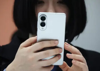 جالكسي S26 Edge يشبه آيفون 17 برو ماكس