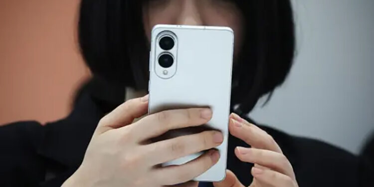 جالكسي S26 Edge يشبه آيفون 17 برو ماكس