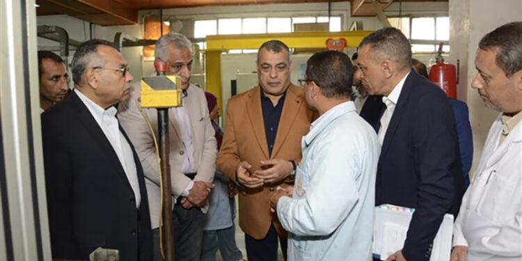 وزير الإنتاج الحربي يتابع مراحل تصنيع الطلمبات الغاطسة بشركة قها للصناعات الكيماوية