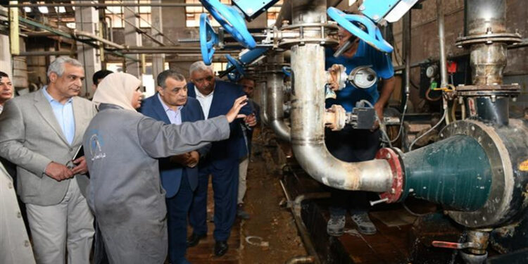 وزير الإنتاج الحربي يتابع سير العملية الإنتاجية بشركة أبو زعبل للكيماويات المتخصصة