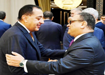 مجلس الوزراء يكرم الأمين العام السابق للمجلس ويهنئ الأمين الجديد بتوليه المسئولية