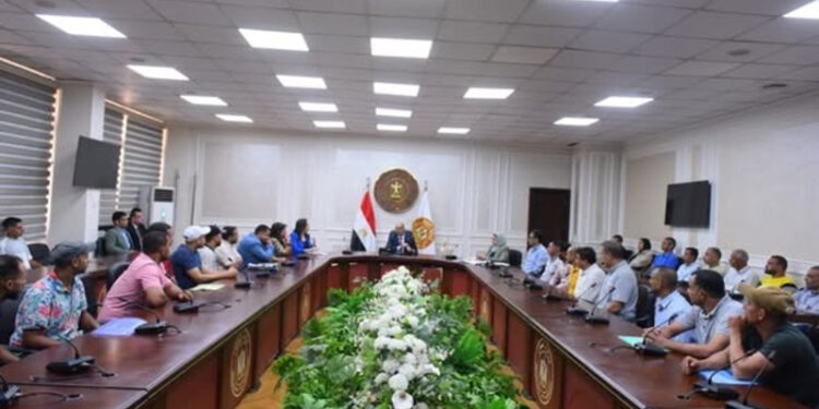 وزير العمل يُسلم عقود لشباب للعمل في دولة الإمارات والبوسنة والهرسك